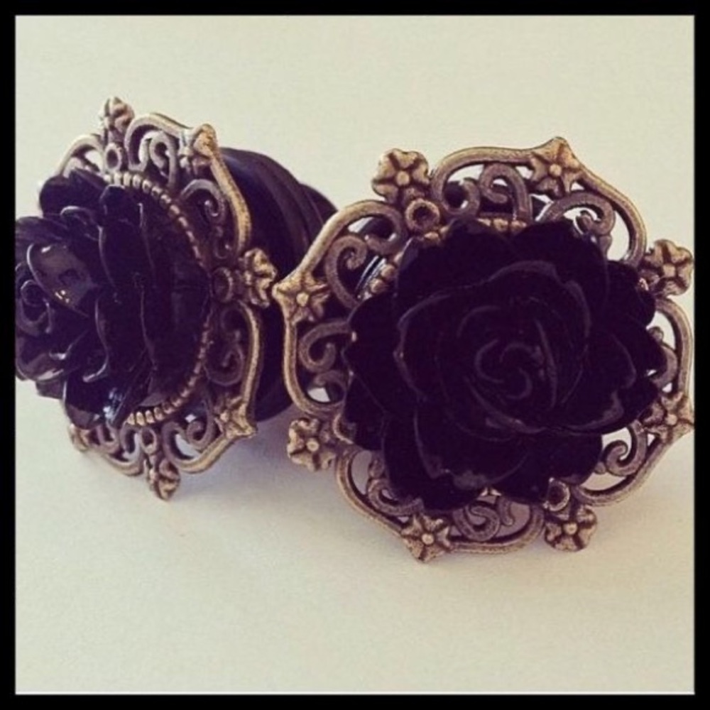 00G Black Roses